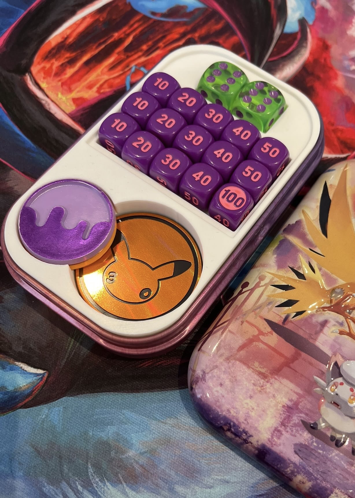The white Original insert in a Mini Tin, filled: two dice in the top compartment, fifteen damage counter dice in the central tray, and a marker and a coin in the round recesses.